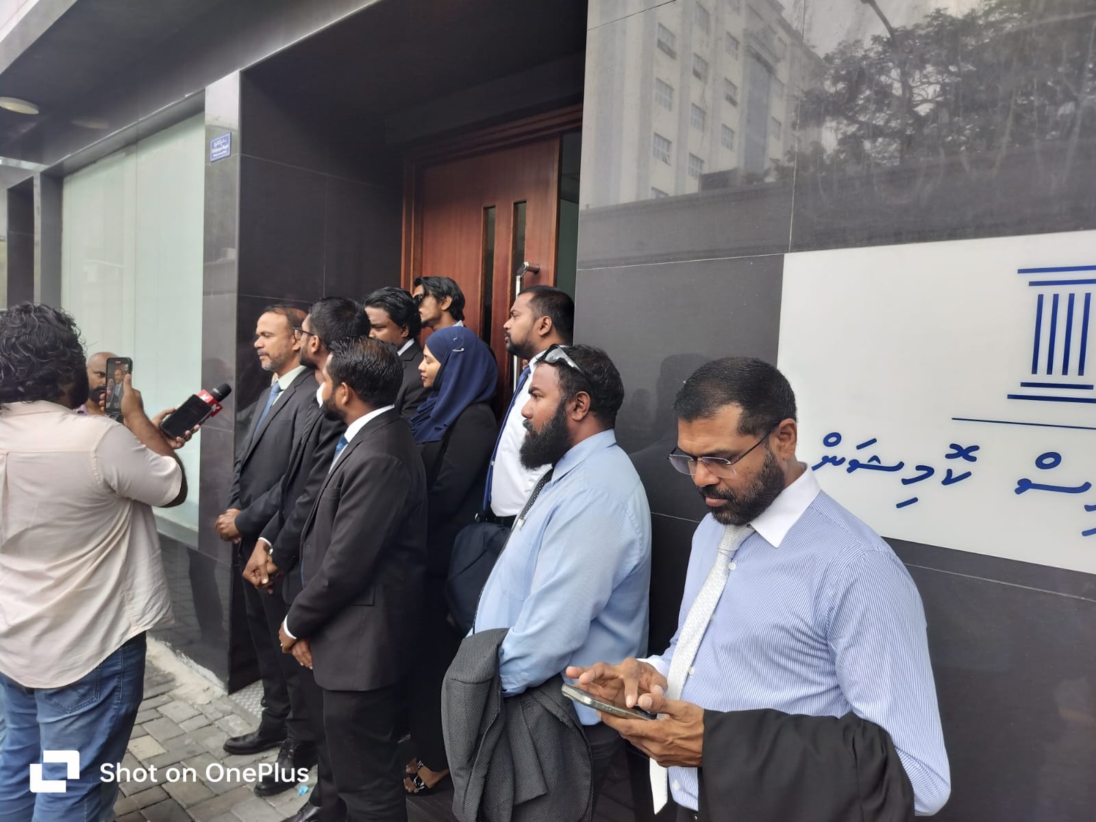ސްޕްރީމް ކޯޓުގެ ފަނޑިޔާރުން ސަސްޕެންޑް ކުރި މައްސަލާގައި ޤާނޫނީ ވަކީލުން ޖުޑިޝަލް ސާވިސް ކޮމިޝަނަށް